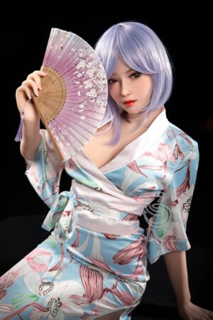 Real doll sexpuppe hält einen Fächer