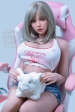 Sexy doll im weißen Tanktop