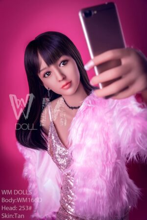 Promi Sex Puppe im rosa Nerzmantel