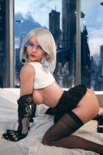 Kurvige Sexdoll mit Brille