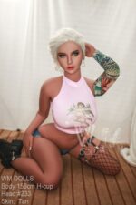 Reale Doll mit Sternohrringen