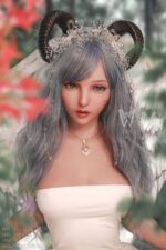Real doll mit Kristallkopfschmuck