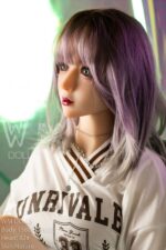 WM dolls trägt einfache Halskette
