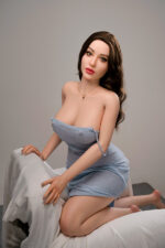 Teasingly Sexpuppen trägt Blaues gestricktes Strapskleid