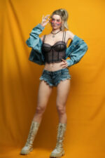Sex mit Silikonpuppen im Jeansjacke